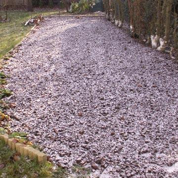 Le potager sous la neige - Une fine pellicule de neige d'environ 1 cm a recouvert la surface de mon potager.