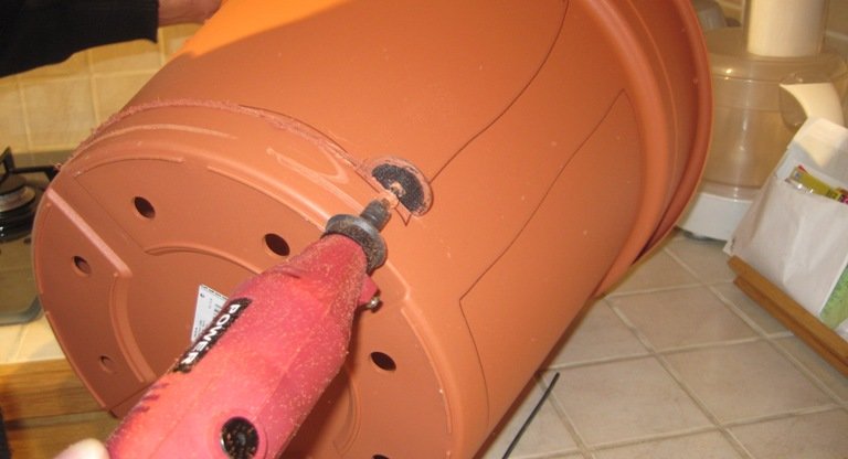 Découper le pot en plastique Découper le pot en plastique