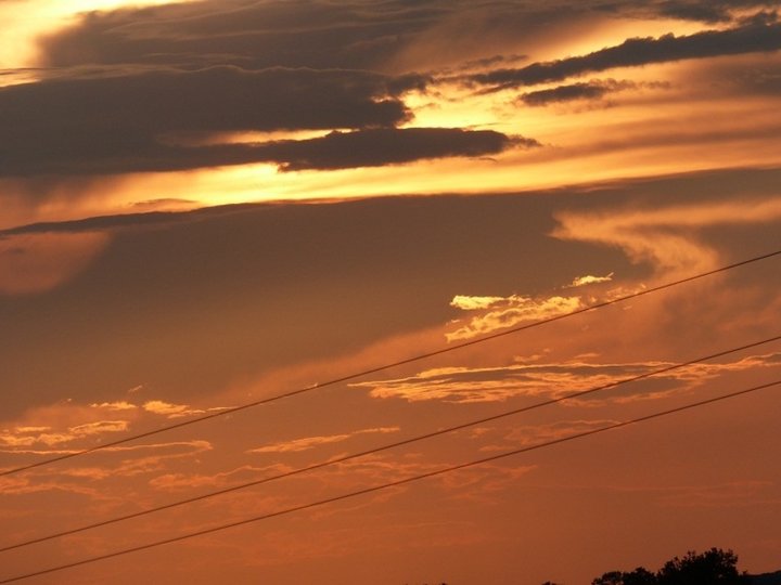 Coucher du soleil, ciel nuance de noir jaune.