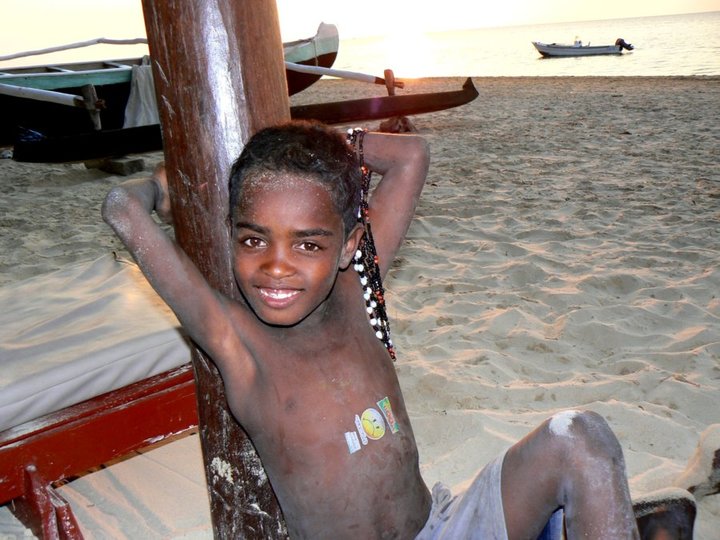 Enfants travaillant sur les plages.