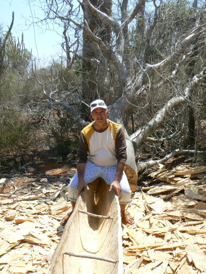 Fabrication de pirogue.