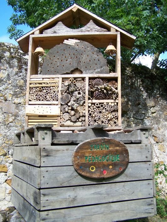 l'habitant du bas c'est Gaston, le hérisson