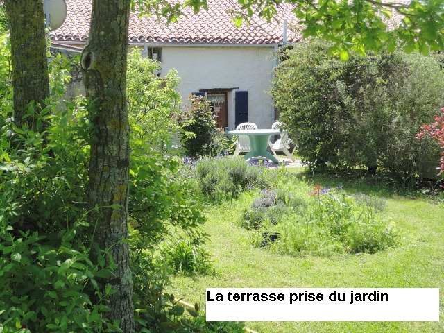 La terrasse vue du jardin