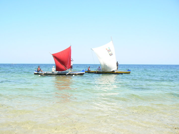 Pécheur prépare sa pirogue.