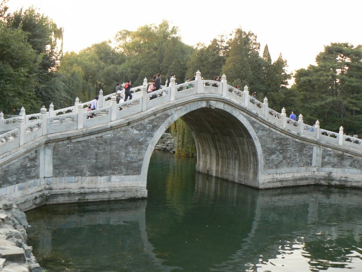 Pont dans un jardin.