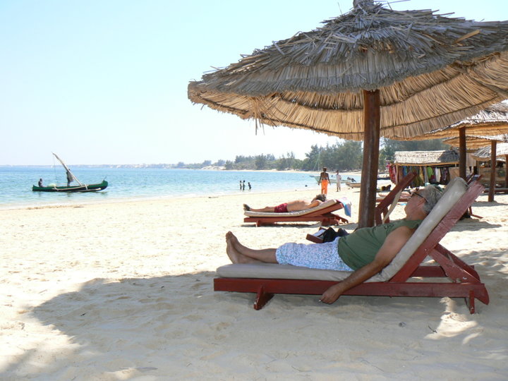 Repos sur une plage de sable blanc.