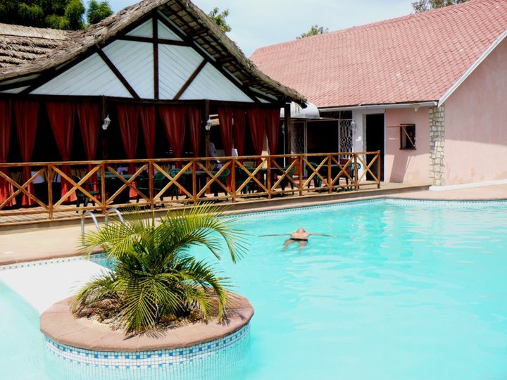 Seul dans la piscine de mon hôtel.