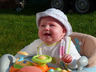 ooooohhhhh un ti bout de chou dans mon jardin lol.je vous presente mon fils melvin 9mois