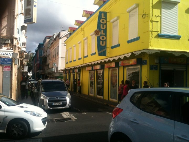 Une rue colorée de fort de france