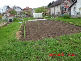 etalé le fumier au jardin