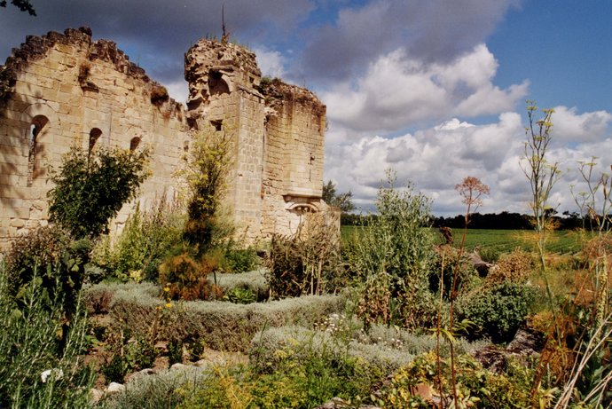 Jardin médiéval de plantes aromatiques et médicinales de la Commanderie de Sallebruneau