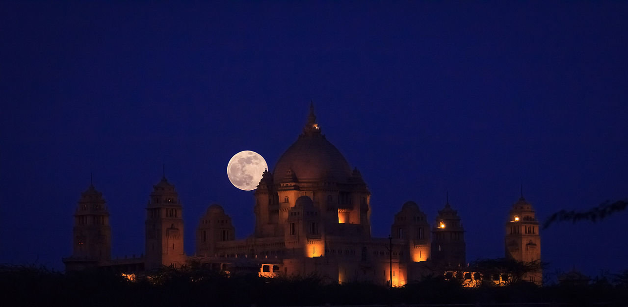 Une magnifique super lune au dessus du Umaid Bhawan Palace à Jodhpur, Inde (CC-BY-SA Gk1089)