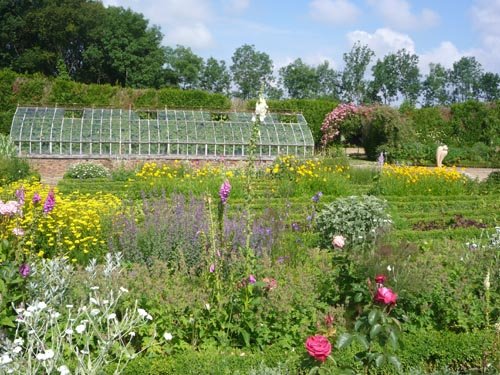 Le jardin de Saint-Jean de Beauregard en juin